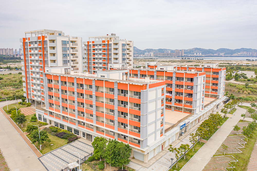 C:\Users\luojie.ZHANGZHOU\Desktop\开发区航拍图片2.0\四区公寓-1000.jpg
